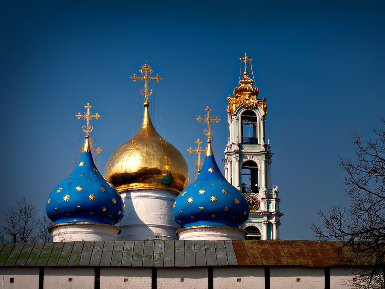 Приснившиеся церковные купола предвещают сновидцу культурный рост.