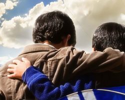 Сонник – видеть во сне друга: значение сна. К чему снится побить, прогнать друга, пить, помириться, танцевать, целоваться, заниматься сексом, пожениться, ссориться, драться с другом детства, парня, мужа: толкование сна