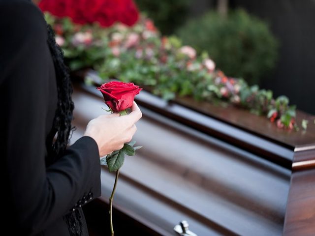 Сонник — видеть во сне похороны. К чему снятся похороны живого, мертвого, умершего, знакомого, незнакомого, человека, родственника, мужа, супруга, отца, матери, дедушки, бабушки, ребенка: толкование сна