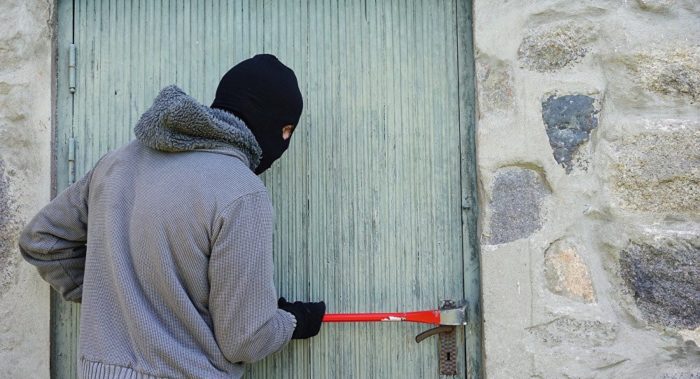 Если во сне довелось увидеть взломщика дверей за работой - можно ждать прибыли.