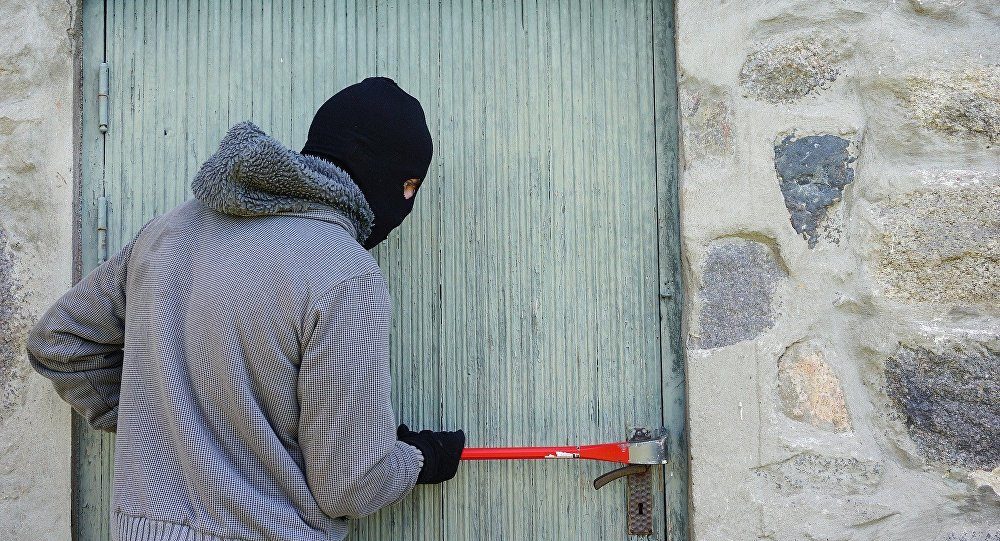 Если во сне довелось увидеть взломщика дверей за работой - можно ждать прибыли.