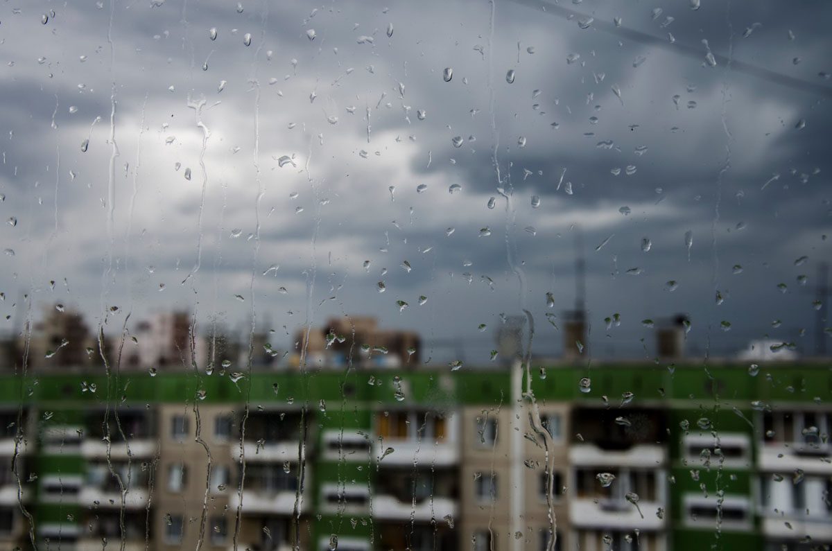 Тому, кто во сне увидел ливень за окном. наяву придется ощутить последствия собственных решений и действий.