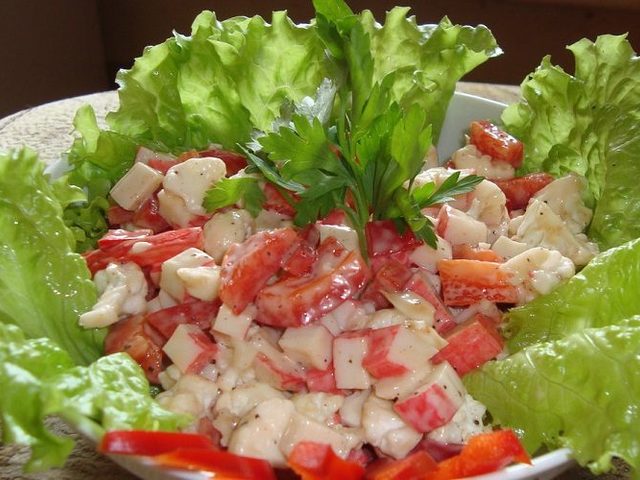 Салат с крабовыми палочками и помидорами: 2 лучших и быстрых рецепта с пошаговым приготовлением
