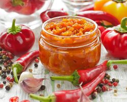 Яблочная аджика с помидорами, перцем и морковкой: 2 лучших пошаговых рецепта с подробными ингредиентами