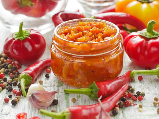 Яблочная аджика с помидорами, перцем и морковкой: 2 лучших пошаговых рецепта с подробными ингредиентами