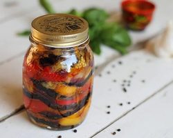 Баклажаны с помидорами, перцем, морковью и грибами на зиму: 3 лучших рецепта с подробными ингредиентами