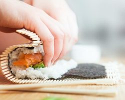 Как делать роллы: технология приготовления и скручивания