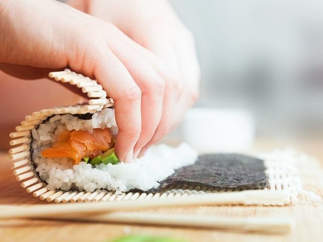 Как делать роллы: технология приготовления и скручивания