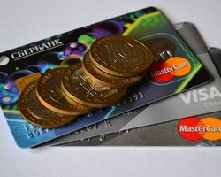 За что с банковской карты пенсионера могут списать все деньги?