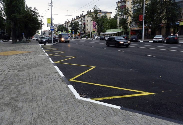 За остановку в неположенном месте полагает штраф от 1000 до 3000 рублей