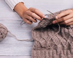 Как набрать петли на спицы: описание и схема для начинающих