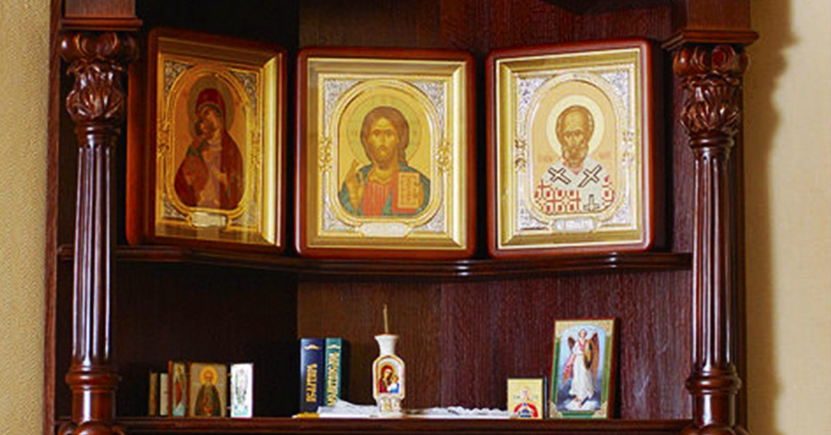 Согласно соннику ванги, иконы в доме во сне пророчат неприятности, разногласия в семье.