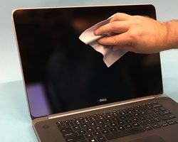 Как почистить экран ноутбука специальными растворами, домашними средствами? Чем протирать экран ноутбука, если нет специальных средств? Чистка экрана ноутбука: распространенные ошибки