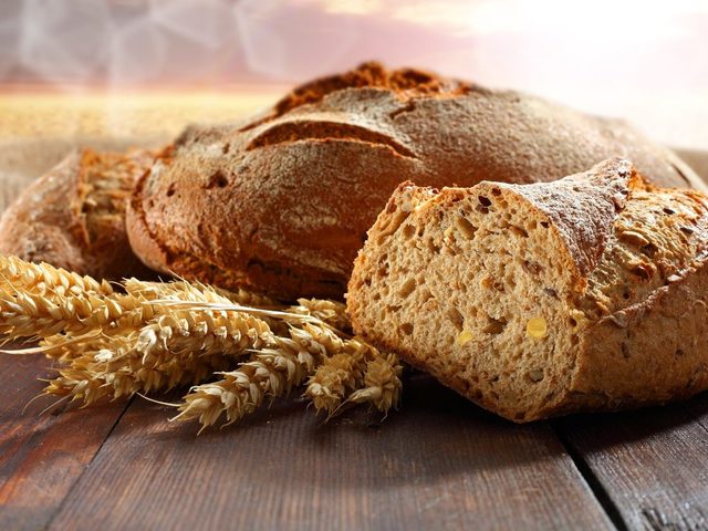 Сонник – видеть во сне хлеб: значение сна. К чему снится покупать, печь, кушать, просить, резать, раздавить, раскрошить, держать в руках хлеб мужчине, парню, женщине, девушке, беременной: толкование сна