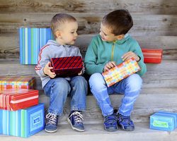 Что учитывать при выборе подарка мальчику на 5-7 лет? Что подарить мальчику на 5-7 лет: настольные игры, конструкторы, гаджеты, аксессуары для экспериментов, игрушечный транспорт, спортивный инвентарь, творческие наборы, обучающие наборы — разнообразные идеи для подбора подарка