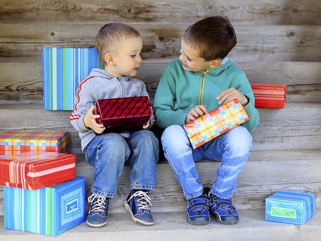 Что учитывать при выборе подарка мальчику на 5-7 лет? Что подарить мальчику на 5-7 лет: настольные игры, конструкторы, гаджеты, аксессуары для экспериментов, игрушечный транспорт, спортивный инвентарь, творческие наборы, обучающие наборы — разнообразные идеи для подбора подарка
