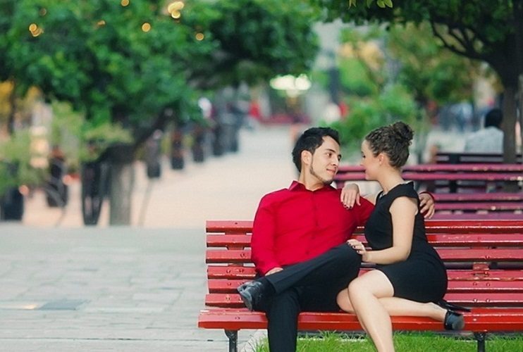 В теплое время года парк - это отличный вариант для свидания с девушкой
