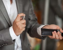 Духи с феромонами мужские: как работают, что такое феромоны в духах для мужчин? Известные, популярные мужские духи, парфюмерия, туалетная вода с феромонами: названия, бренды. Лучшие мужские модные, фирменные ароматы, марки духов с феромонами: список