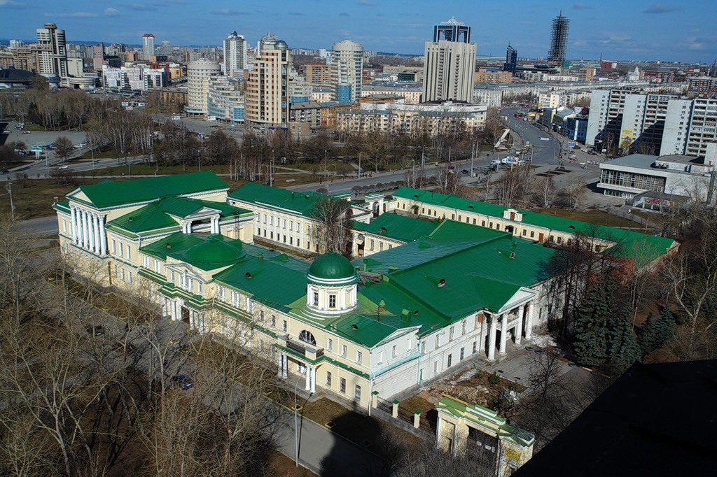 С высоты птичьего полета лучше видна изюминка города - таинственная усадьба расторгуевых-харитоновых