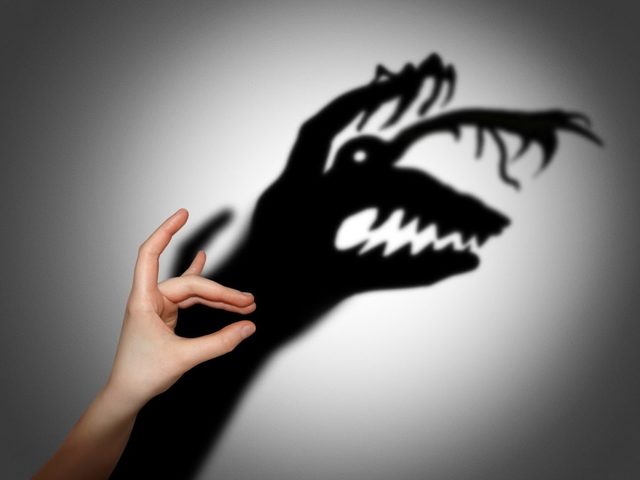 Фобии: список самых распространенных страхов. Рейтинг фобий с пояснениями: топ-10. Что такое никтофобия, акрофобия, аэрофобия, клаустрофобия, аквафобия, офидиофобия, гемофобия, танатофобия, аутофобия, глоссофобия?