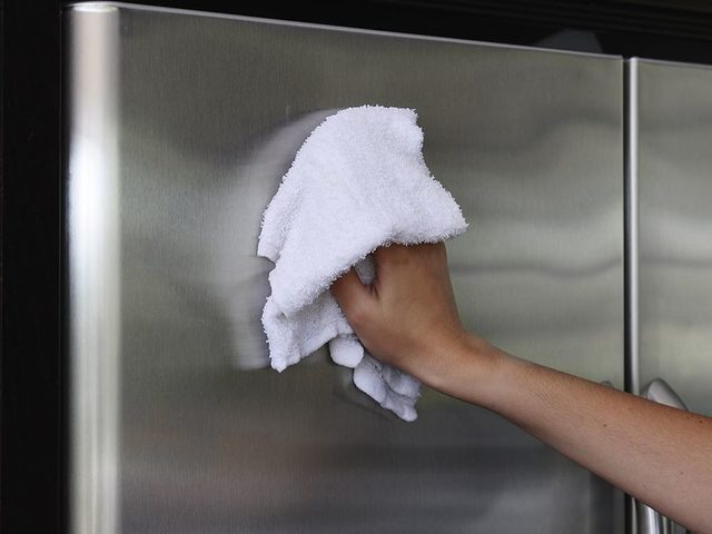 Как оттереть скотч с мебели? Способы убрать скотч с пластика, стекла, дерева. Как отмыть следы от скотча с окон, стекол, зеркал? Как удалить следы от скотча с обивки, одежды, ткани?