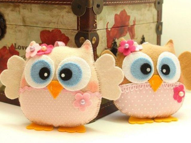 Игрушки из фетра своими руками с выкройками: лисичка, свинка Пеппа, совенок, олень, звезды, венок из фетра с пингвином, декоративные подставки на стол «Шубка Деда Мороза», пазлы, алфавит, брелок