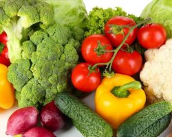 Слабительные продукты, овощи, зелень, фрукты и ягоды, сухофрукты и орехи, травы, напитки и молочные продукты от запора: перечень, краткая характеристика