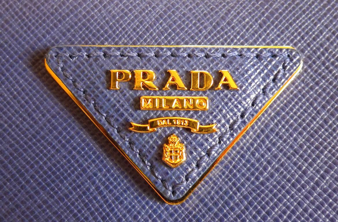 Чаще всего логотип prada на продукции выглядит так
