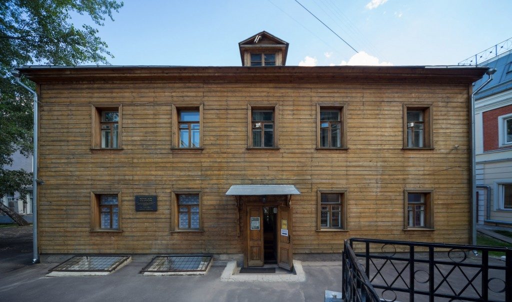 К сожалению, дом, в котором находится квартира-музей, страдал от пожара, поэтому его пришлось восстанавливать