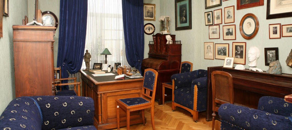 В музее-квартире немировича-данченко царит атмосфера полного присутствия хозяина