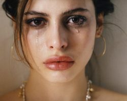 К чему плакать: любовные приметы по дням недели