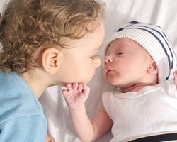 Ревность старшего ребенка к младшему: причины появления — что делать родителям? Как бороться с детской ревностью ко второму ребенку в семье, к новорожденному: советы специалиста