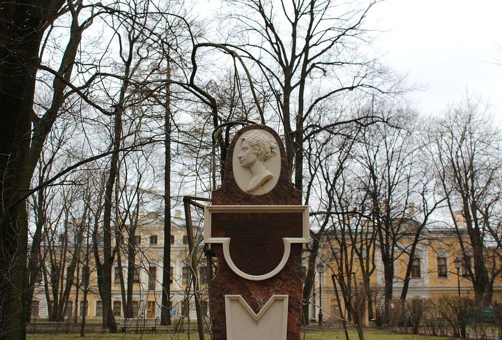 Такой памятник точно не позволит пройти мимо квартиры-музея