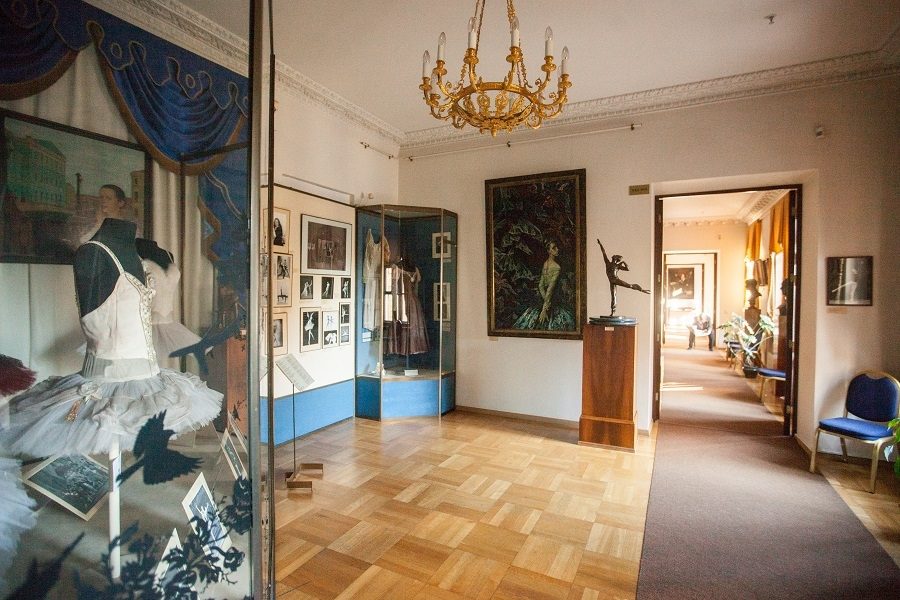 Также посетители квартиры-музея имеют шанс полюбоваться настоящими балетными костюмами