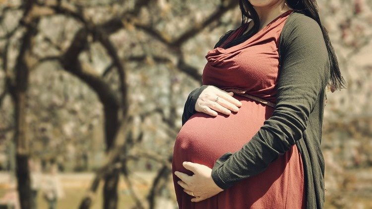 Почему психологи не советуют ходить беременным на кладбище?