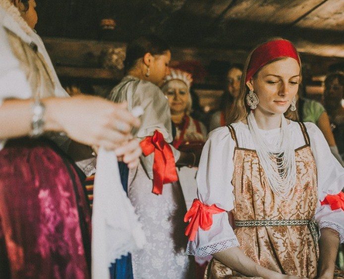 Расплетали косы