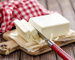 Как отличить хорошее сливочное масло от некачественного? Как найти и выбрать на полках магазина, при покупке на развес качественное сливочное масло? Как проверить сливочное масло на натуральность? Как определить качество сливочного масла в домашних условиях?