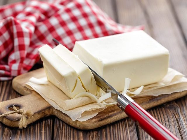 Как отличить хорошее сливочное масло от некачественного? Как найти и выбрать на полках магазина, при покупке на развес качественное сливочное масло? Как проверить сливочное масло на натуральность? Как определить качество сливочного масла в домашних условиях?