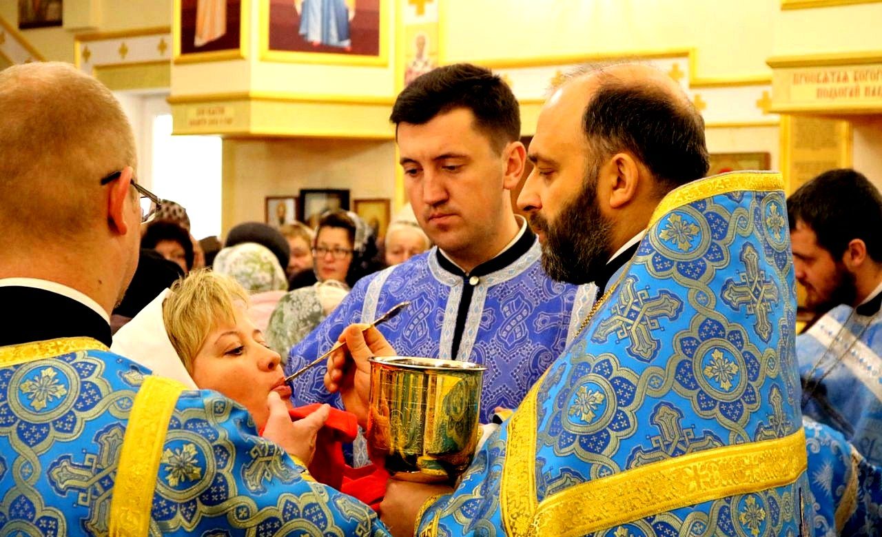Причащение проводится в конце литургии