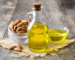 Чем полезно миндальное масло для кожи лица, рук, головы и тела: отзывы. Нужно ли смывать миндальное масло с лица — закупоривает ли оно поры? Маски для лица с миндальным маслом от прыщей, с глицерином, от морщин: рецепты