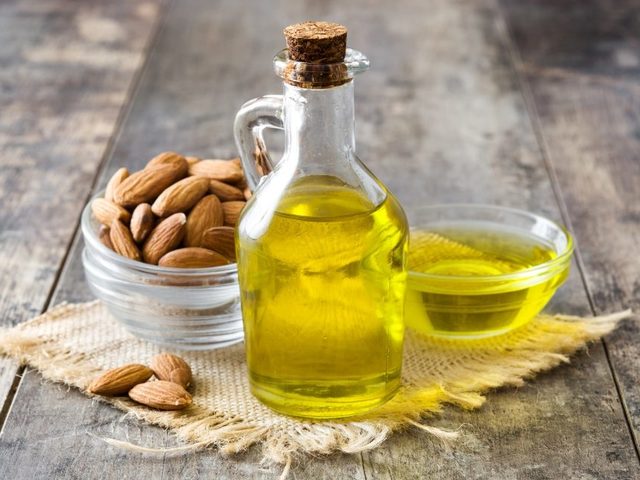 Чем полезно миндальное масло для кожи лица, рук, головы и тела: отзывы. Нужно ли смывать миндальное масло с лица — закупоривает ли оно поры? Маски для лица с миндальным маслом от прыщей, с глицерином, от морщин: рецепты
