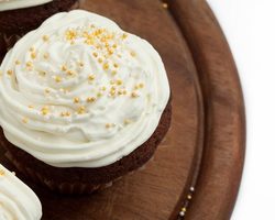 Как загустить сметанный крем желатином, крахмалом, кисломолочными продуктами, сгущенкой? Как правильно выбрать сметану для сметанного крема?