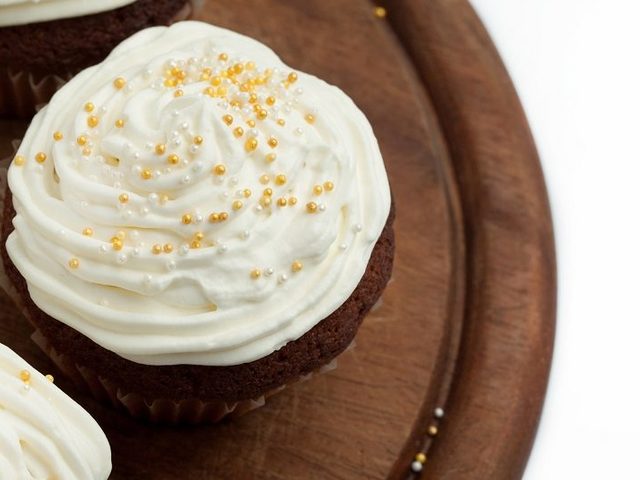 Как загустить сметанный крем желатином, крахмалом, кисломолочными продуктами, сгущенкой? Как правильно выбрать сметану для сметанного крема?