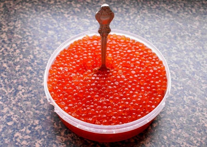 Настоящая икра не должна иметь слизь, воду или растительное масло