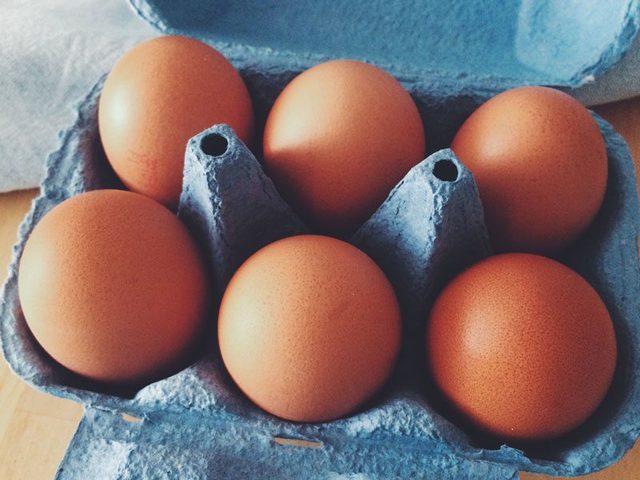 Как отличить сырое яйцо от вареного: 5 простых и доступных способов