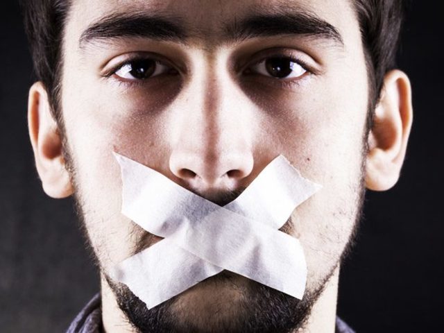 Почему мужчина молчит на свидании: причины — что делать?