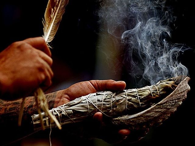 Как самостоятельно почистить энергетику вещей — очистка от негативной энергии разных предметов: общие рекомендации, метод визуализации, Фен-шуй, молитвы, советы. Почему надо чистить энергетику старых и чужих вещей?