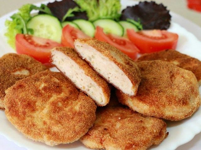 Почему котлеты разваливаются, получаются жесткими, сухими или жидкими, жирными, солеными, неаппетитно выглядят: что делать, как исправить? Важные советы для получения идеальных котлет