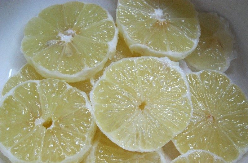 Очищенные от кожуры лимоны для сока