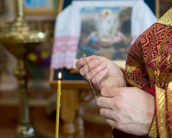 Можно ли и как правильно выбрасывать иконы, талисман, оберег, церковные свечи, заколдованные, заговоренные вещи: правила, приметы, советы